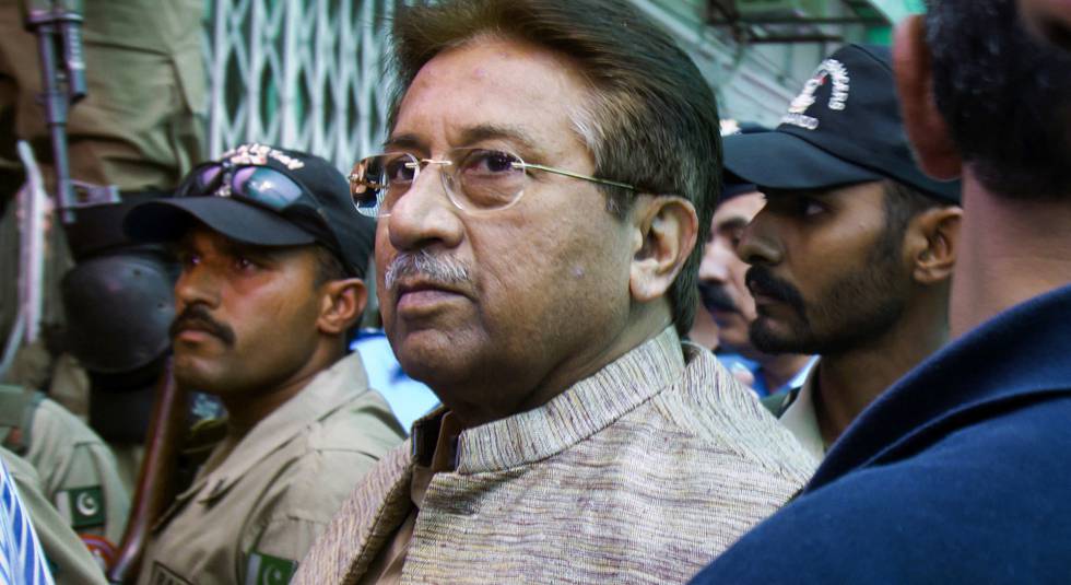El expresidente Pervez Musharraf llega a un tribunal de Islamabad, en abril de 2013.