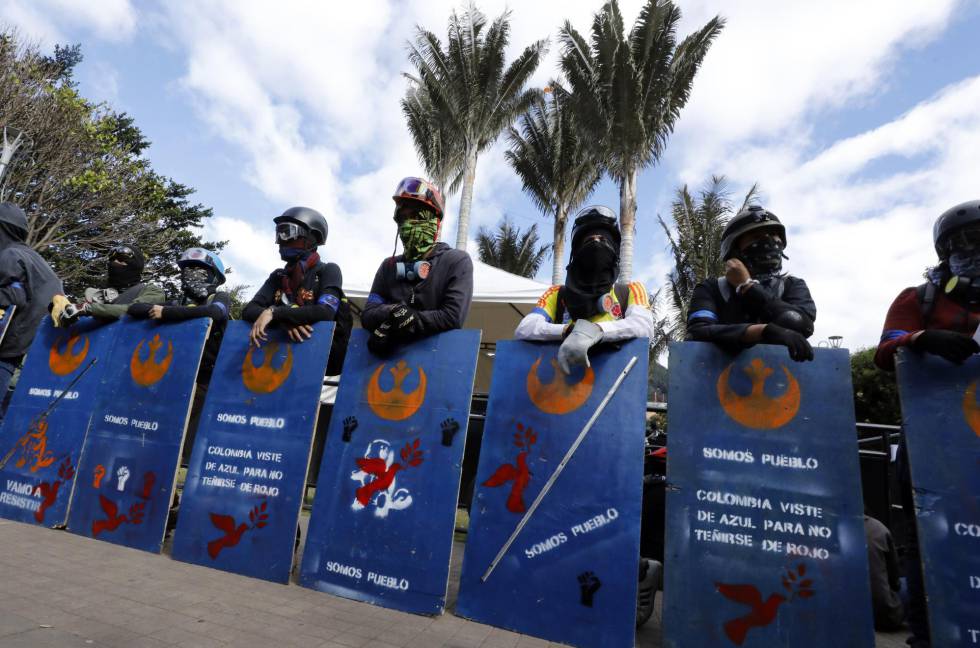 Los escudos azules, jóvenes que se ponen en primera línea de las protestas.