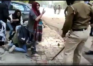 El coraje de unas estudiantes indias que protegen de la policía a un compañero al grito de: “India no será dividida”