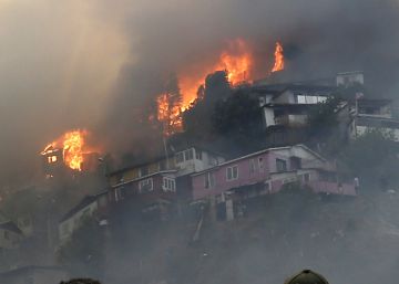 Um incêndio em pleno Natal destrói mais de 100 casas em Valparaíso