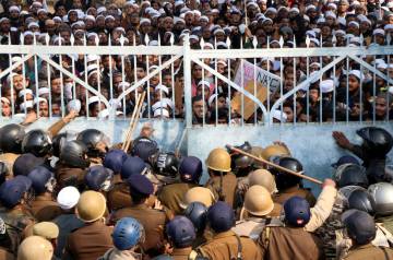 La policía intenta contener a los estudiantes de la universidad islámica Darul Uloom Nadwatul Ulama que se manifiestan en Lucknow, en el norte de la India, el mes pasado.