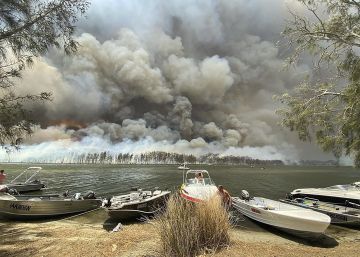 El Ejército rescata a miles de personas atrapadas por el fuego en Australia
