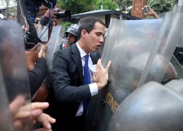 Guaidó jura su nuevo mandato entre golpes, gas lacrimógeno y cortes de luz Guaidó jura su nuevo mandato entre golpes, gas lacrimógeno y cortes de luz