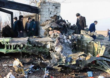 Restos del avión siniestrado en Shahriar (Irán), este miércoles.