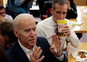 El alcalde de Los Ángeles, Eric Garcetti, apoya a Joe Biden en las primarias