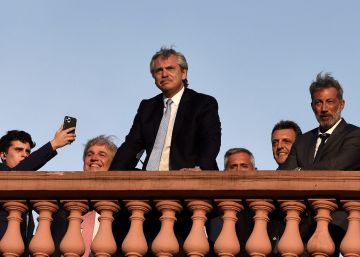 Alberto Fernández cumple un mes en el poder con la economía en pausa