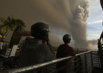 El aeropuerto de Manila cancela todos sus vuelos por una gran columna de humo provocada por el volcán Taal