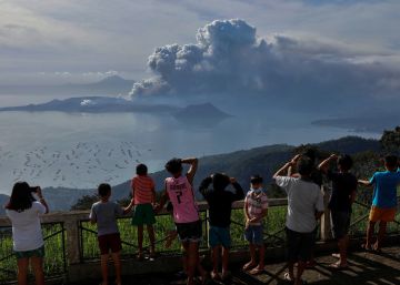El volcán Taal de Filipinas comienza a expulsar lava y deja ya más de 16.000 evacuados