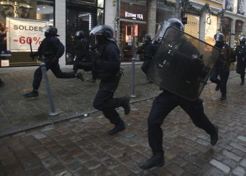 Macron señala “comportamientos
inaceptables” de la policía con los manifestantes Macron señala “comportamientos
inaceptables” de la policía con los manifestantes