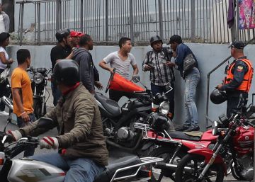 La policía venezolana vuelve a impedir el acceso de diputados opositores al Parlamento La policía venezolana vuelve a impedir el acceso de diputados opositores al Parlamento
