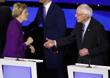 El debate del género entra en la campaña demócrata en un pulso entre Elizabeth Warren y Bernie Sanders