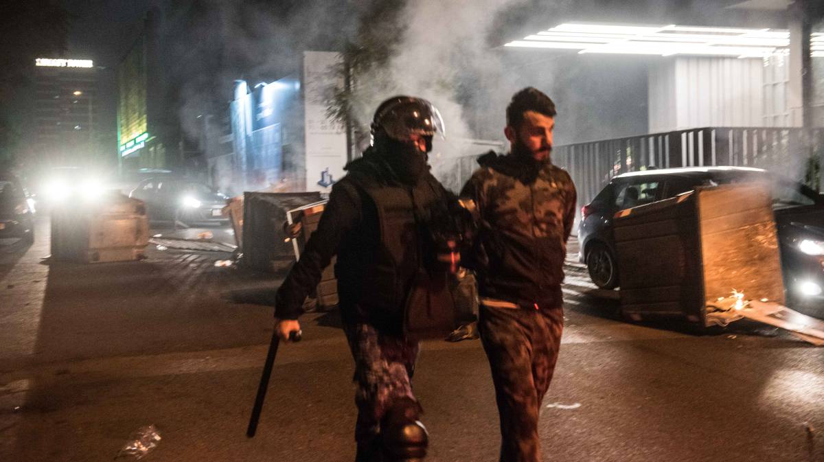 Un manifestante, arrestado en Beirut.
