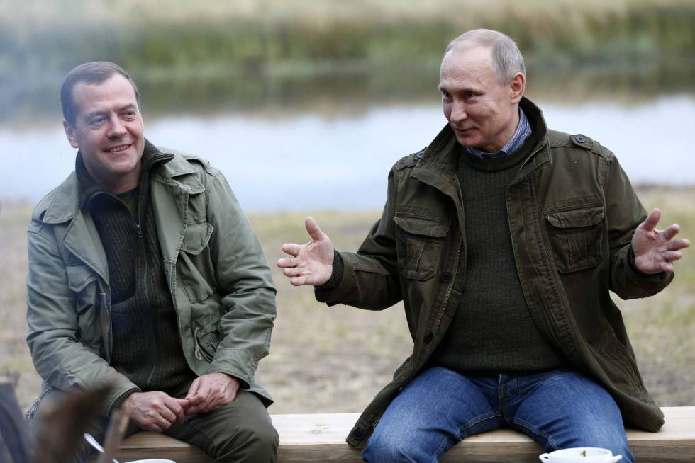 Dmitri Medvédev y Vladímir Putin en 2016 en el lago Ilmen.