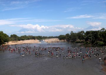 La caravana de migrantes intenta cruzar la frontera entre Guatemala y México a través del río Suchiate