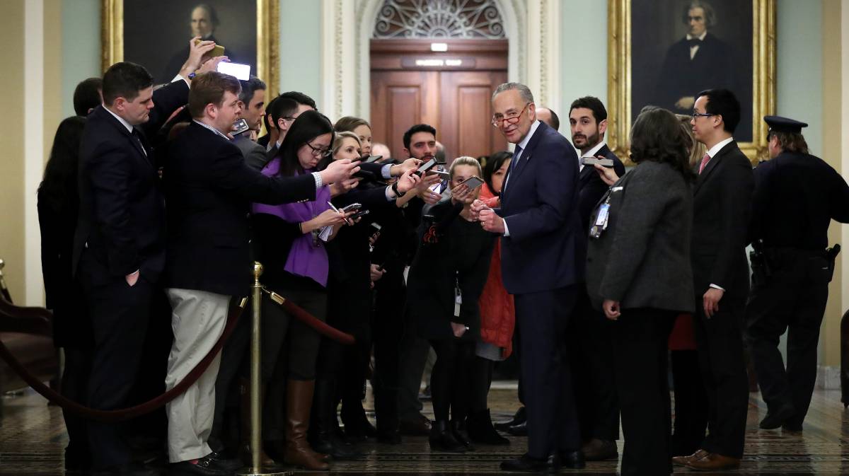 Schumer, con varios periodistas este martes.