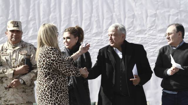López Obrador saluda a Margarita LeBarón.