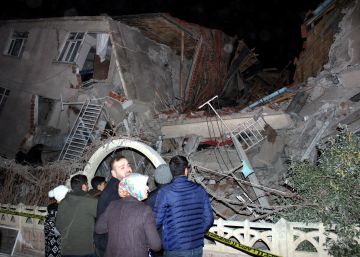 Al menos 22 muertos y más de un millar de heridos tras un seísmo de magnitud 6,5 en el este de Turquía
