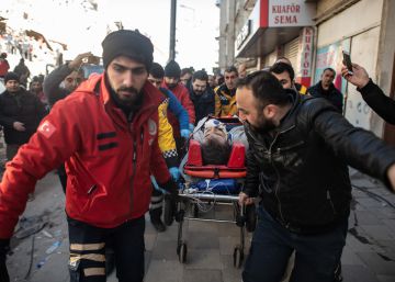 Lucha contra reloj para rescatar a los supervivientes del terremoto en Turquía, que ya ha causado 39 muertos