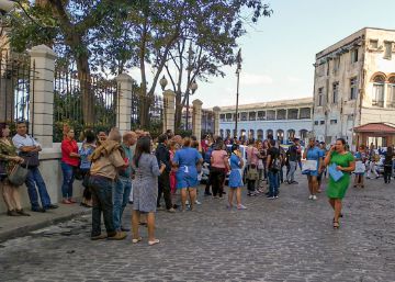 Trabajadores de la Lonja del Comercio, en La Habana (Cuba), salen del edificio tras el temblor.