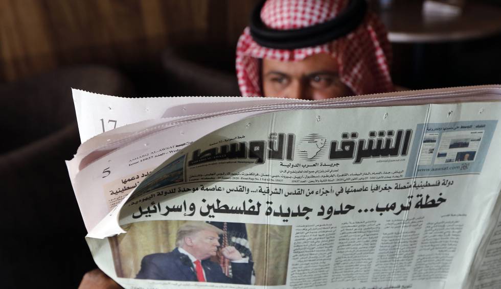 Un hombre lee en Jiddah (Arabia Saudí) un periódico que lleva en portada el plan de paz de Trump.