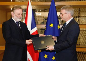 El embajador británico en la UE, Tim Barrow (izquierda), entrega los documentos que ratifican el Brexit al secretario general del Consejo, Jeppe Tranholm-Mikkelsen, este miércoles en Bruselas.