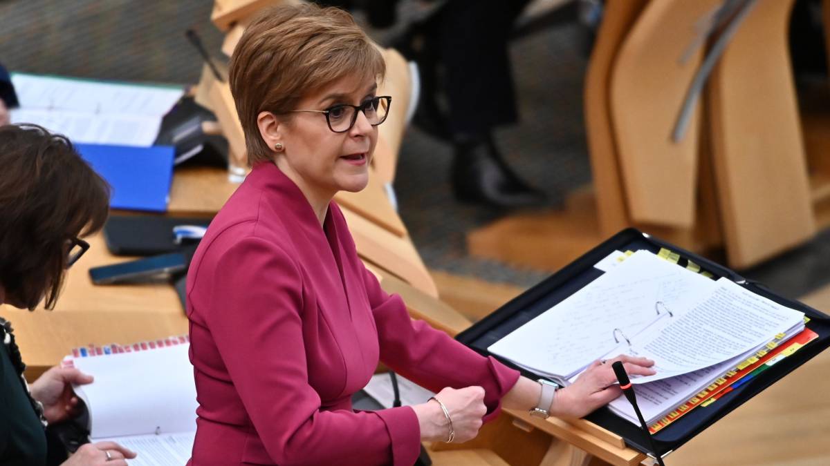 La ministra principal de Escocia, Nicola Sturgeon, este jueves en el Parlamento autónomo, en Edimburgo.