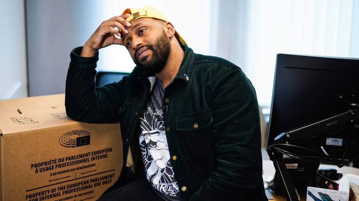 El eurodiputado verde británico Magid Magid, junto a la caja con sus pertenencias, en la Eurocámara.