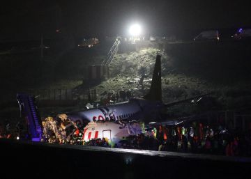 Un avión se parte en tres tras salirse de la pista en Estambul y deja tres muertos y 180 heridos