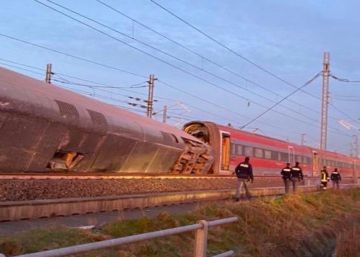 Dos muertos y una treintena de heridos al descarrilar un tren de alta velocidad en Italia Dos muertos y una treintena de heridos al descarrilar un tren de alta velocidad en Italia