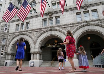 Trump sale airoso de una denuncia demócrata por hospedar en su hotel de Washington a funcionarios extranjeros Trump sale airoso de una denuncia demócrata por hospedar en su hotel de Washington a funcionarios extranjeros