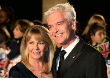 Un famoso presentador de televisión británico sale del armario tras 27 años casado con una mujer