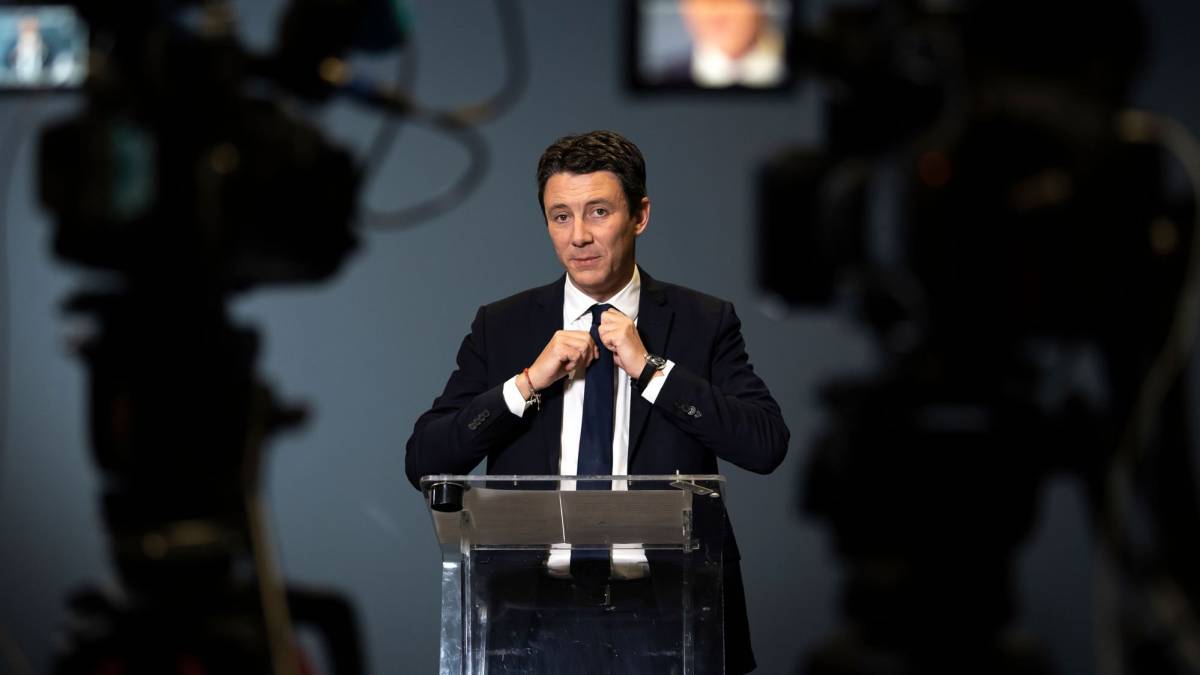 El excandidato de LREM a la alcadía de París, Benjamin Griveaux, anuncia este viernes su retirada en la sede de la formación, en París.