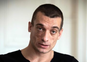 Detenido el artista ruso que distribuyó el vídeo sexual del colaborador de Macron