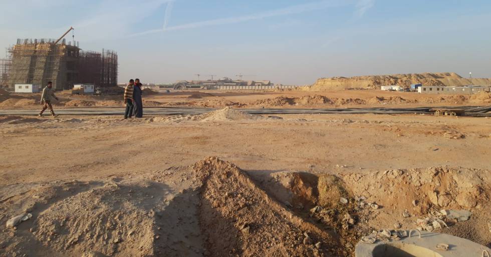 Al fondo, obras del palacio presidencial, en la Nueva Capital Administrativa de El Cairo, el jueves pasado.