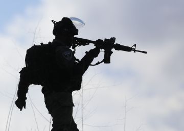 Un buldócer del Ejército israelí arremete con bloques de piedra contra manifestantes palestinos