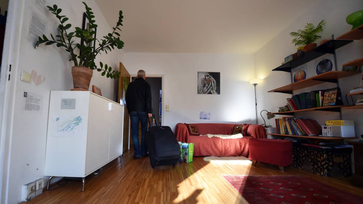 Una persona abandona el apartamento que alquiló a través de Airbnb, en Berlín en 2014.