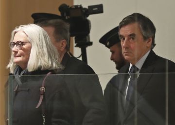 Francia juzga al ex primer ministro Fillon por el caso que precipitó la implosión de la derecha