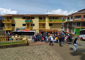 Grupos armados provocan el desplazamiento de más de 800 campesinos en Colombia Grupos armados provocan el desplazamiento de más de 800 campesinos en Colombia