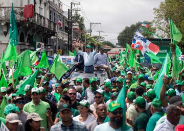 Miles de dominicanos salen a las calles para protestar por la suspensión de las elecciones municipales