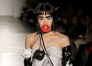 Una escuela de moda de Nueva York pide disculpas por hacer desfilar a modelos con enormes prótesis faciales