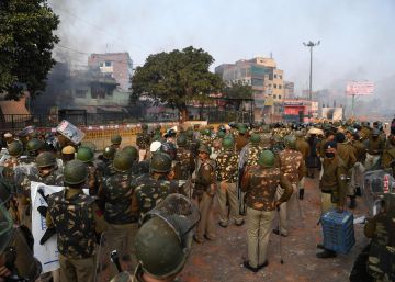 La violencia entre hindúes y musulmanes causa al menos 27 muertos en Delhi
