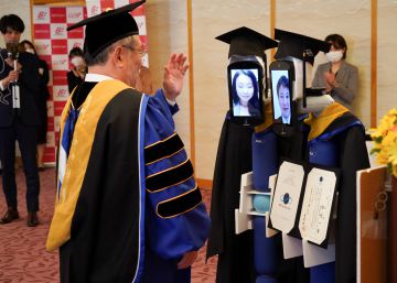 Distanciamiento social al máximo: graduarse con un avatar y correr un maratón desde el móvil