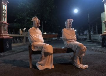 Fantasmas callejeros para asustar y mantener en sus casas a los indonesios