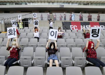 Un club de fútbol pide perdón por colocar muñecas sexuales en las gradas Un club de fútbol pide perdón por colocar muñecas sexuales en las gradas