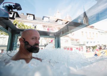 Un récord helador: un hombre bate la marca mundial de permanencia en hielo