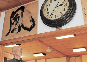 Un terremoto paró el tiempo, otro lo resucitó
