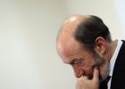 Rubalcaba saca pecho de la política vial en plena Operación Salida