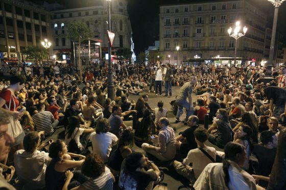 Asamblea nocturna en Jacinto Benavente, tras las cargas.