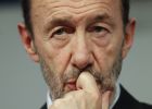 Rubalcaba libra un pulso con el aparato del PSOE por las listas