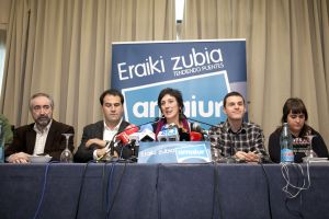 Representantes de Amaiur, la coalición con que la izquierda abertzale, Aralar, EA y Alternatiba concurrirán el 20-N, detallaron ayer en una rueda de prensa en Vitoria sus compromisos electorales. Su programa se centrará en reclamar al Gobierno un proceso de negociación y en lograr el derecho de autodeterminación para crear en Euskadi “un Estado propio”. En la imagen, de izquierda a derecha, sus candidatos al Congreso por Álava: Igor Navarro, Rafa Larreina, Estitxu Iturrate, Jonhatan Martínez, Ion Iñarritu, Maite Ariztegi e Iker Urbina. Representantes de Amaiur, la coalición con que la izquierda abertzale, Aralar, EA y Alternatiba concurrirán el 20-N, detallaron ayer en una rueda de prensa en Vitoria sus compromisos electorales. Su programa se centrará en reclamar al Gobierno un proceso de negociación y en lograr el derecho de autodeterminación para crear en Euskadi “un Estado propio”. En la imagen, de izquierda a derecha, sus candidatos al Congreso por Álava: Igor Navarro, Rafa Larreina, Estitxu Iturrate, Jonhatan Martínez, Ion Iñarritu, Maite Ariztegi e Iker Urbina.